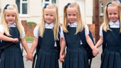 Na foto aparece as quadrigêmeas, usando uniforme escolar na cor azul marinho e lacinho para prender o cabelo.