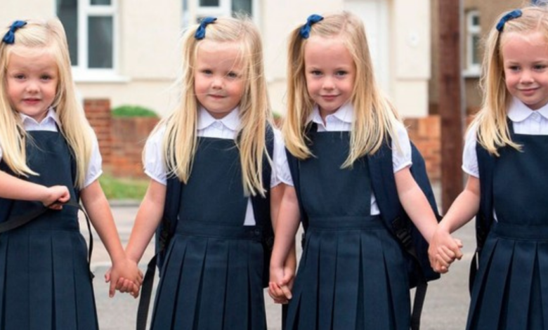 Na foto aparece as quadrigêmeas, usando uniforme escolar na cor azul marinho e lacinho para prender o cabelo.