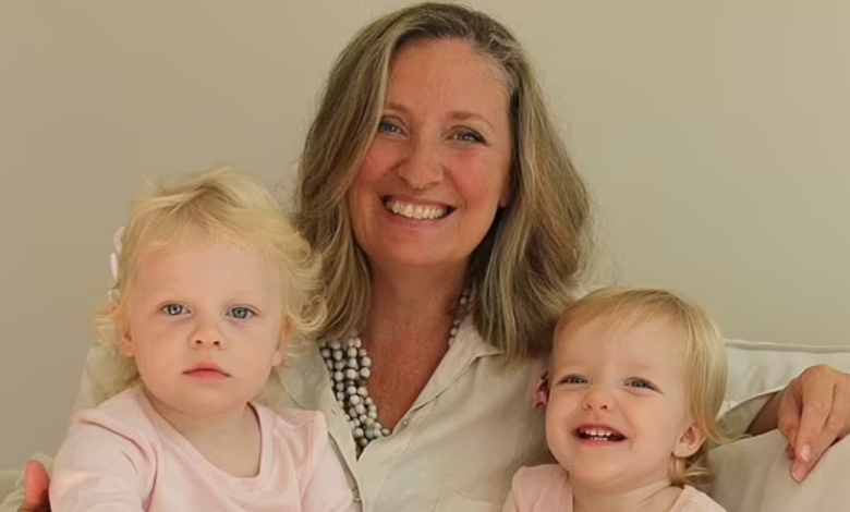 Mãe que deu à luz a gêmeas aos 50 anos posa para foto com os bebês.