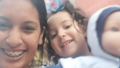 Mãe posta foto ao lado de filha que penumonia matou.