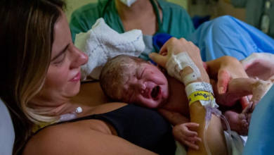 Influencer que diz ter sofrido violência obstétrica por médico, posa para foto com bebê.
