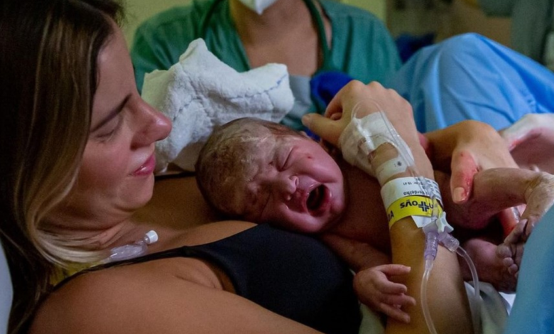 Influencer que diz ter sofrido violência obstétrica por médico, posa para foto com bebê.