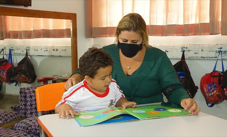 Na imagem está Murilo, que aprendeu a ler aos 2 anos de idade.