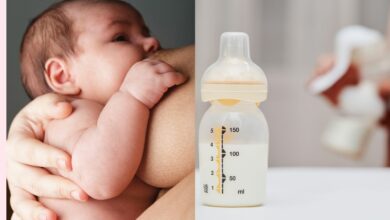 Diferentes formas de amamentação Duas imagens, a primeira uma mãe branca amamentando seu bebê e na outra uma mamadeira com leite materno e uma bomba de leite ao fundo